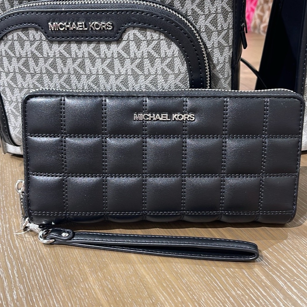 MICHAEL KORS Continental Wristlet Phone Case Wallet 
Black 
NWT - Picture 2 of 16